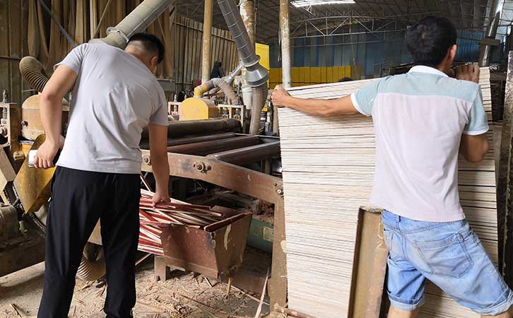建筑胶合板厂家生产人员工作中